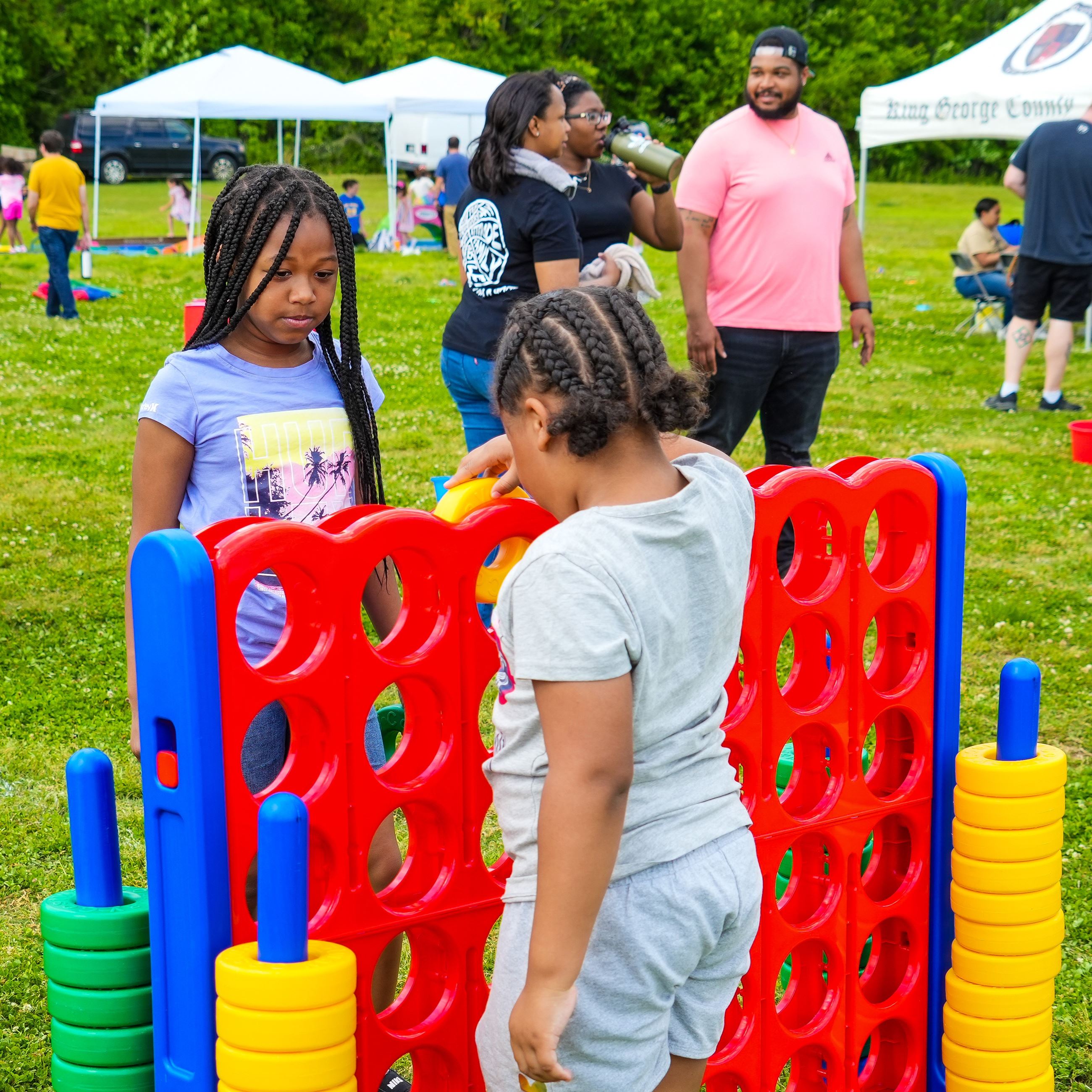 Two kids playing connect four